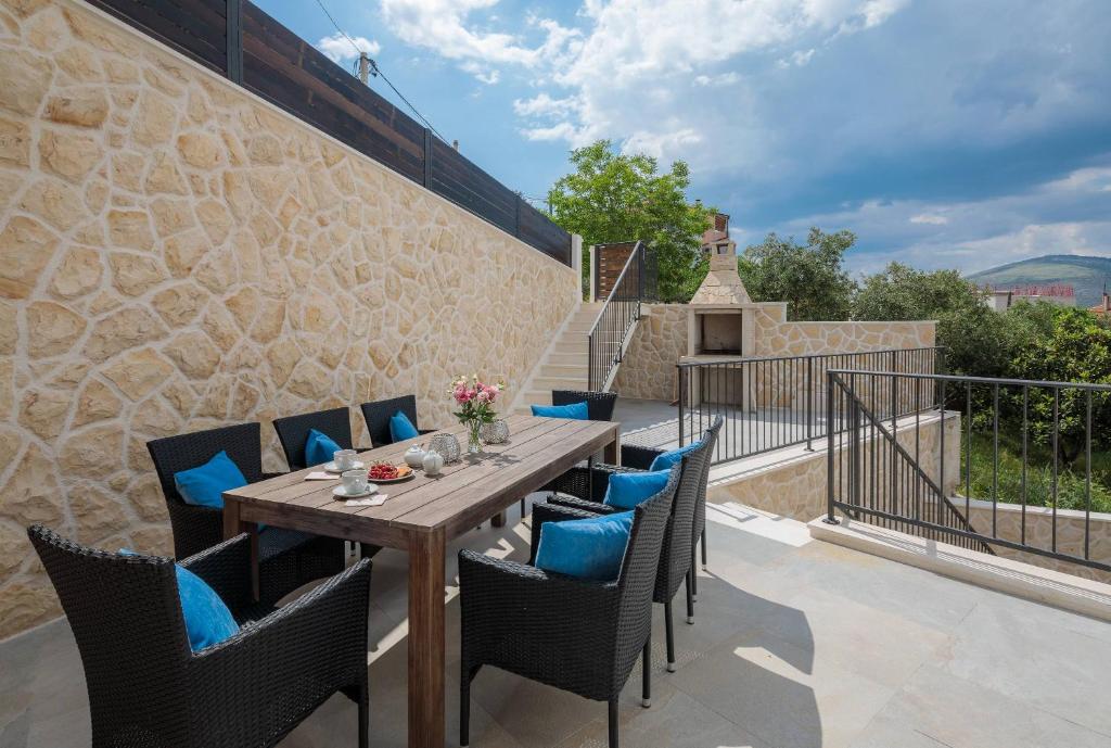 Balkón alebo terasa v ubytovaní Villa Salt - 10 people, heated pool, Trogir, near beach & Split airport