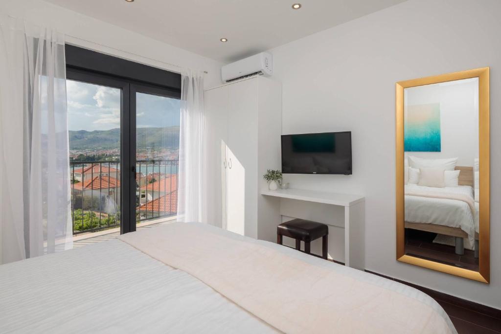 Posteľ alebo postele v izbe v ubytovaní Villa Salt - 10 people, heated pool, Trogir, near beach & Split airport