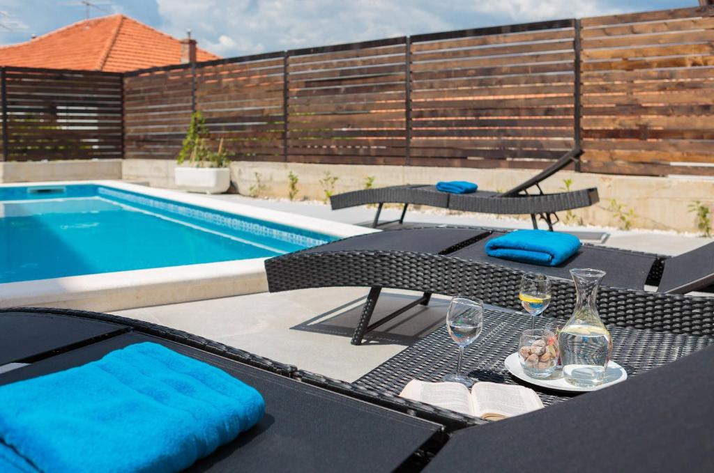 Bazén v ubytovaní Villa Salt - 10 people, heated pool, Trogir, near beach & Split airport alebo v jeho blízkosti