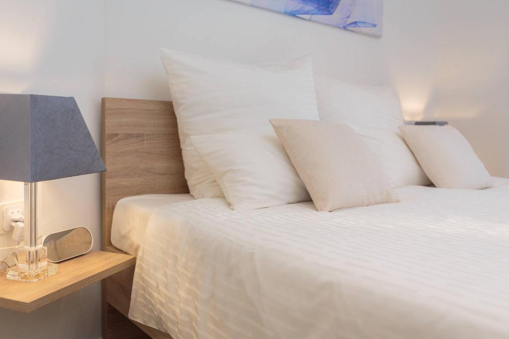 Posteľ alebo postele v izbe v ubytovaní Villa Salt - 10 people, heated pool, Trogir, near beach & Split airport