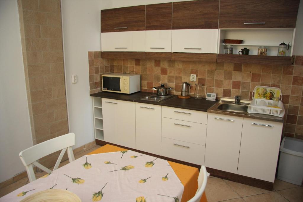 Kuchyň nebo kuchyňský kout v ubytování Villa Maria Apartman