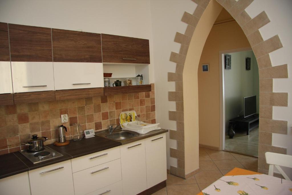 Kuchyň nebo kuchyňský kout v ubytování Villa Maria Apartman