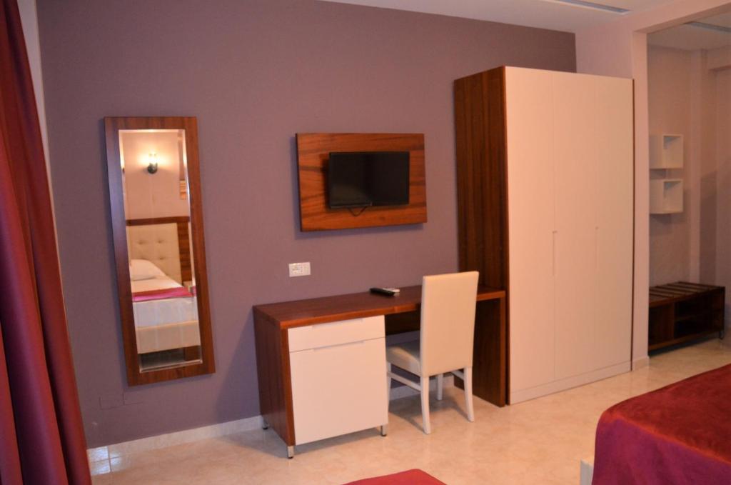 Un televizor și/sau centru de divertisment la Hotel Virginia