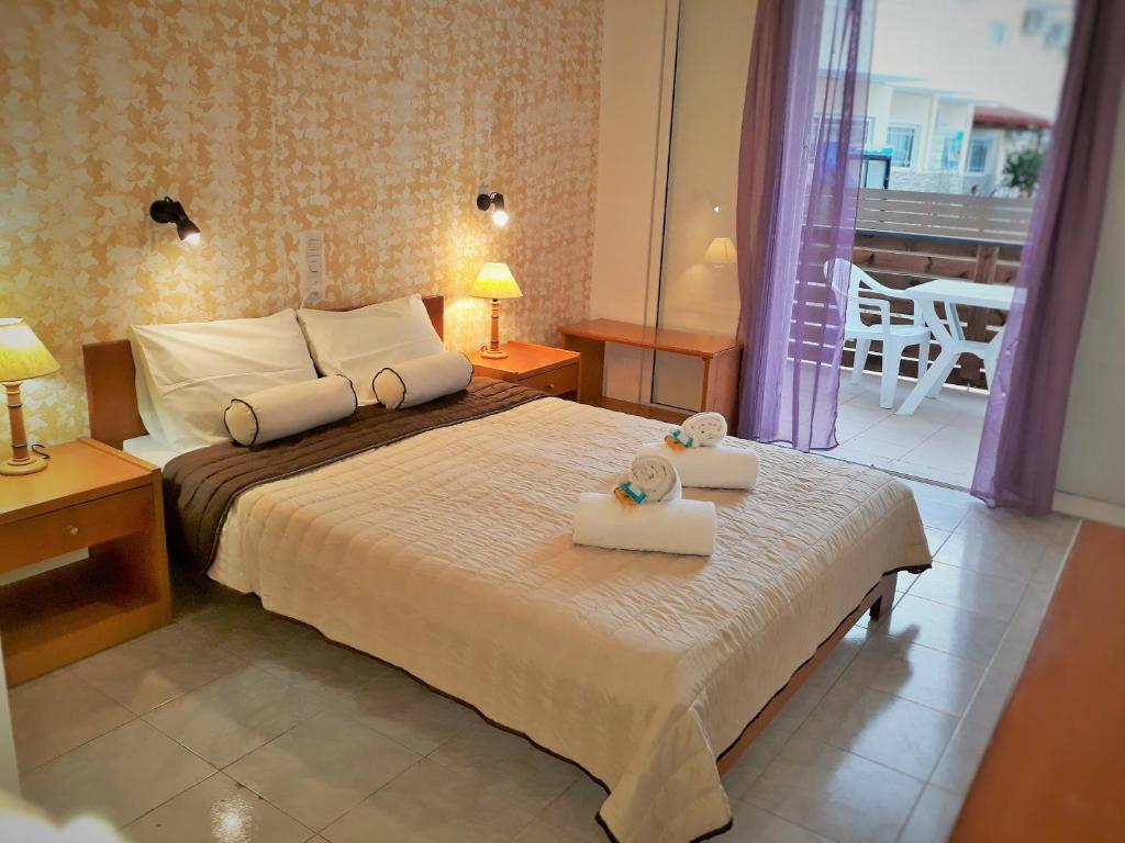 Postel nebo postele na pokoji v ubytování HOLIDAYS STUDIOS & APARTMENTS