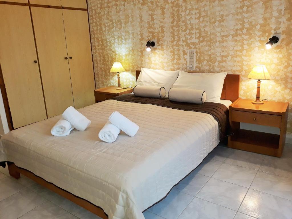 Postel nebo postele na pokoji v ubytování HOLIDAYS STUDIOS & APARTMENTS