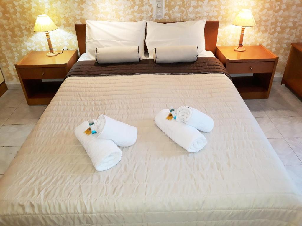 Postel nebo postele na pokoji v ubytování HOLIDAYS STUDIOS & APARTMENTS