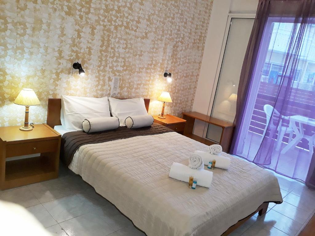 Postel nebo postele na pokoji v ubytování HOLIDAYS STUDIOS & APARTMENTS