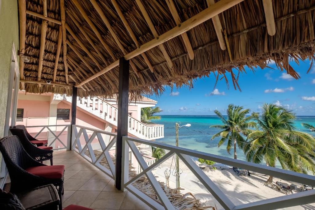 uma vista para o oceano a partir da varanda de um resort em The Palapa House em San Pedro