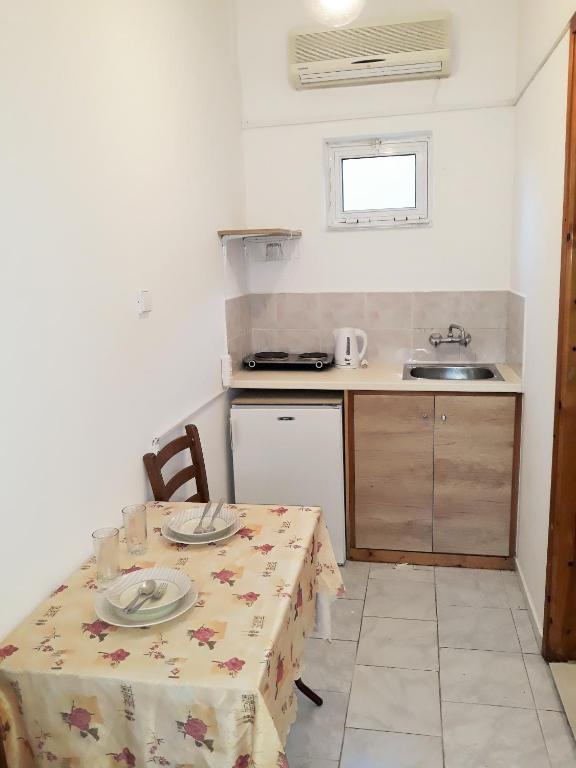 Kuchyň nebo kuchyňský kout v ubytování HOLIDAYS STUDIOS & APARTMENTS