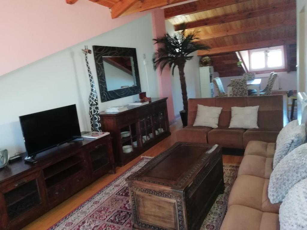 TV a/nebo společenská místnost v ubytování Boleta A 5 minutos de León, casa con jardín