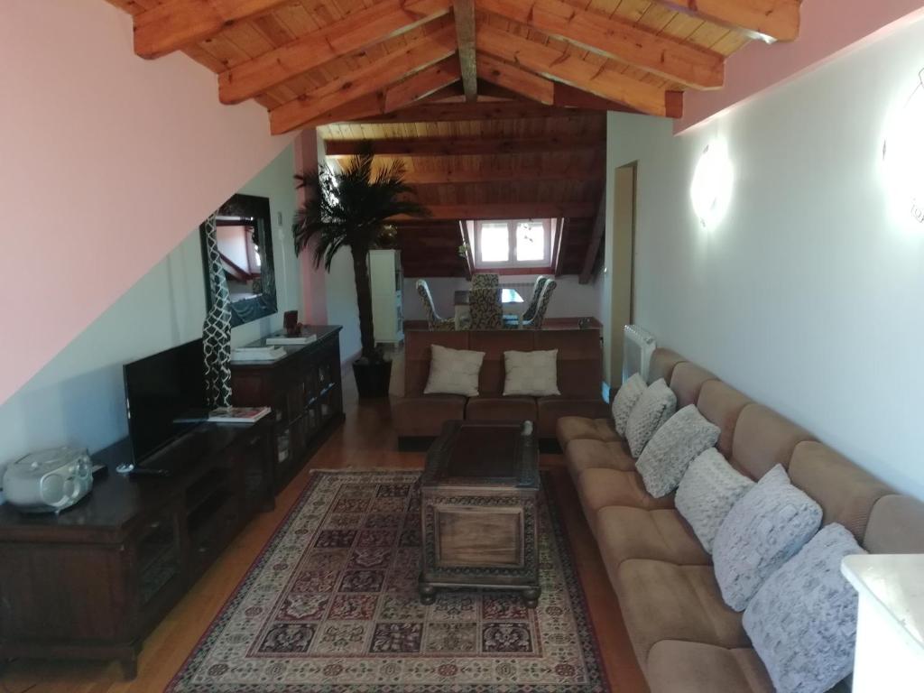 TV a/nebo společenská místnost v ubytování Boleta A 5 minutos de León, casa con jardín