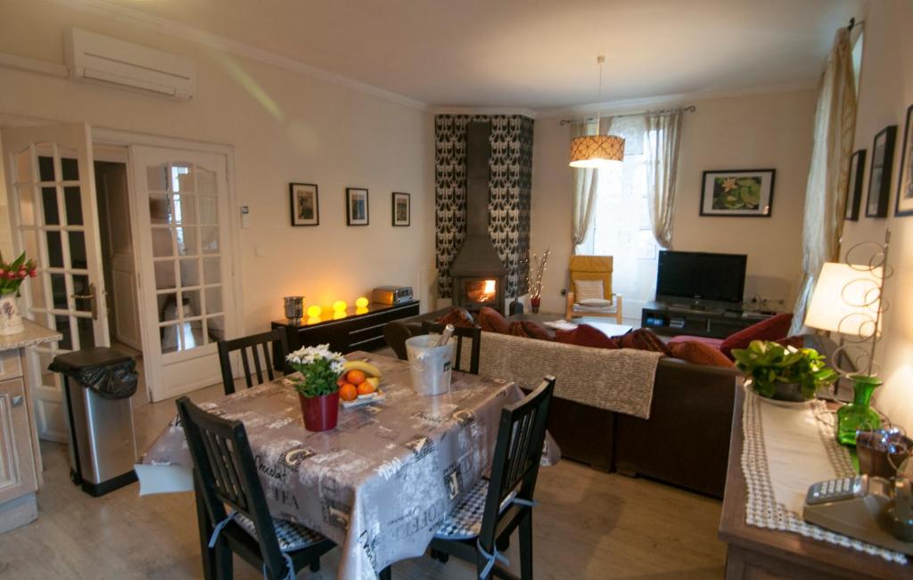 uma sala de estar com uma mesa e um sofá em Appartements Ria Sirach em Ria
