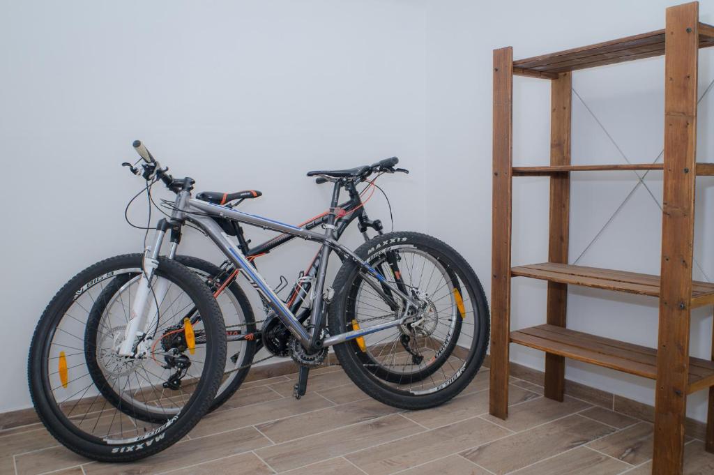uma bicicleta estacionada num quarto ao lado de uma escada em Jüstel apartment em Litoměřice