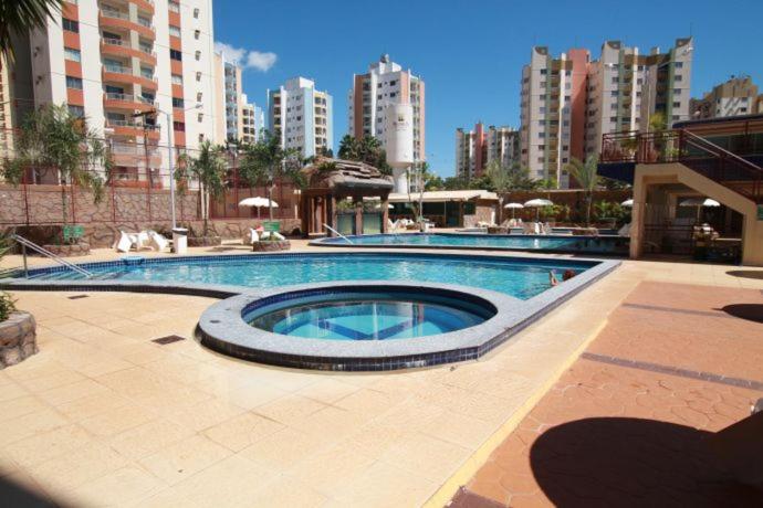una gran piscina en el centro de una ciudad en Condominio Millenium Thermas Residence, en Caldas Novas