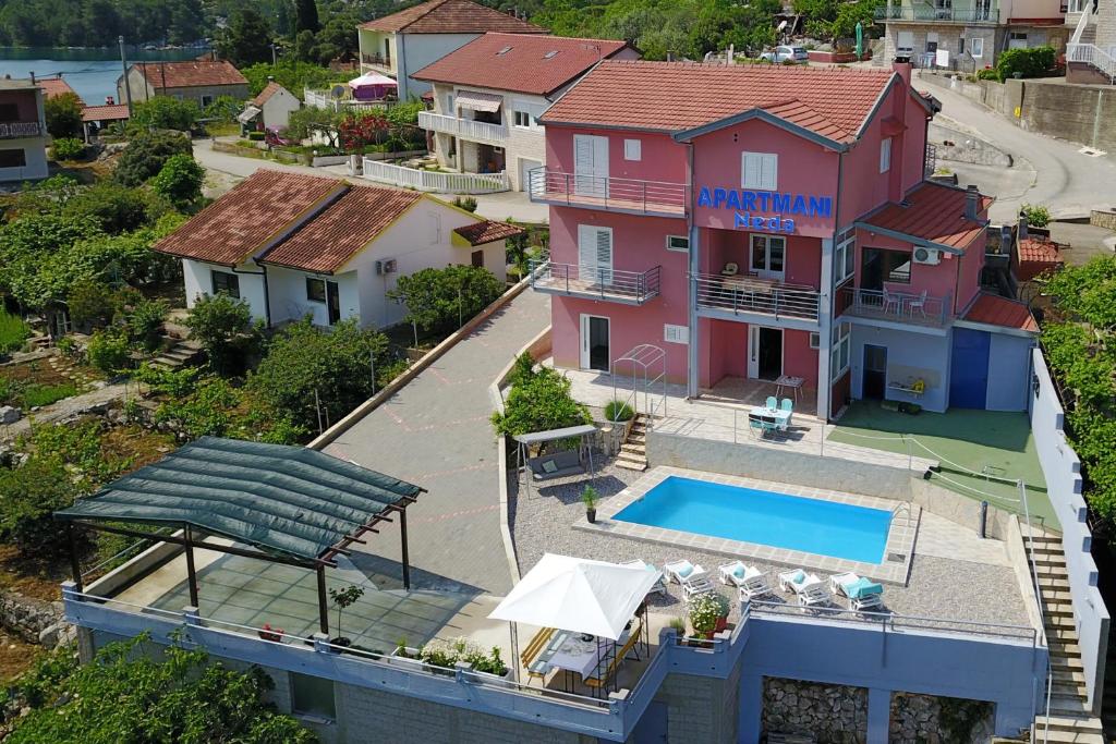 una vista aérea de una casa con piscina en Apartments Neda, en Ploče