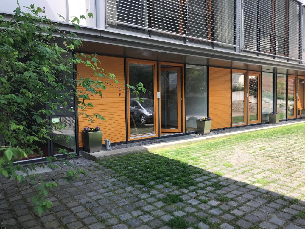 un edificio con puertas de cristal y patio en Mini-Reihenhaus "Alte Buchdruckerei", en Heringsdorf