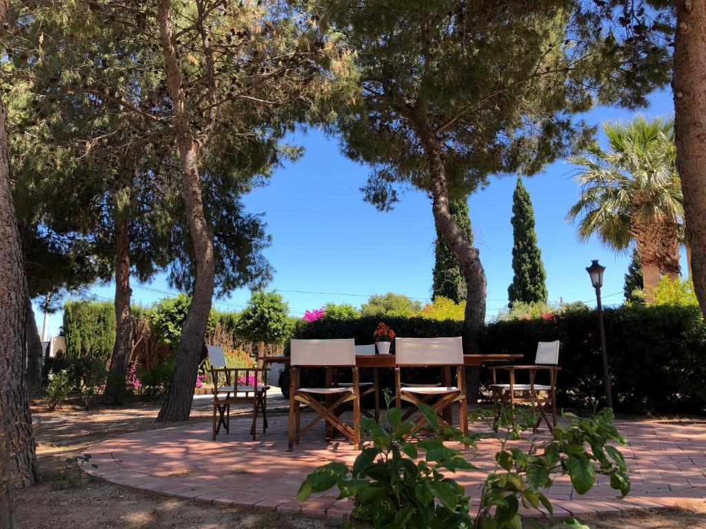 A garden outside ***CHALET ALICANTE*** EXPERIENCIA UNICA