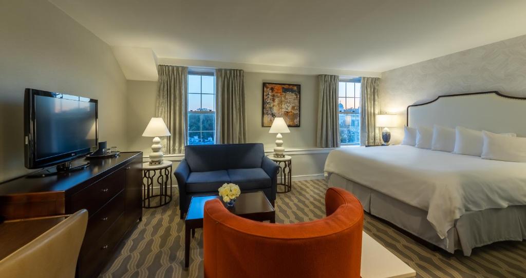 a hotel room with a bed and a flat screen tv at Georgetown Inn in Washington, D.C.