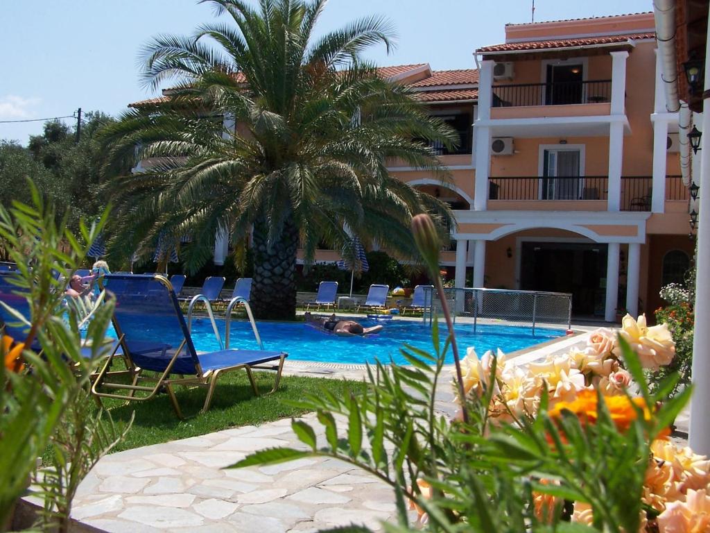 Bazén v ubytování Perros Hotel nebo v jeho okolí