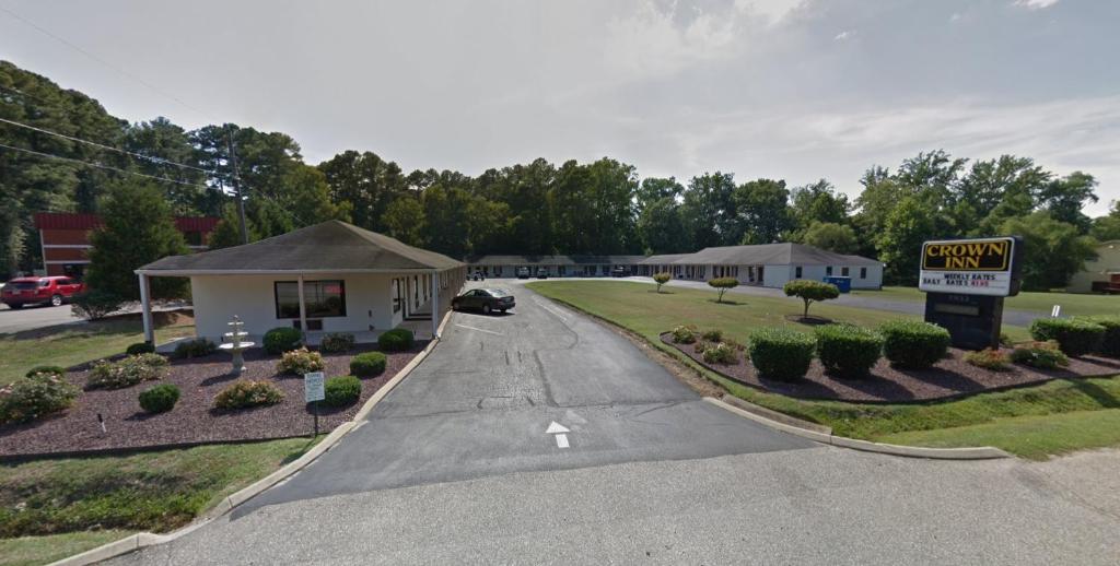 an empty road in front of a motel at Crown Inn Motel Yorktown in Yorktown