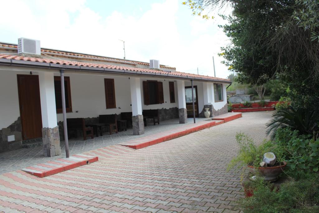 ein weißes Gebäude mit einem gemauerten Innenhof davor in der Unterkunft B&B funtanadetalia in Olmedo