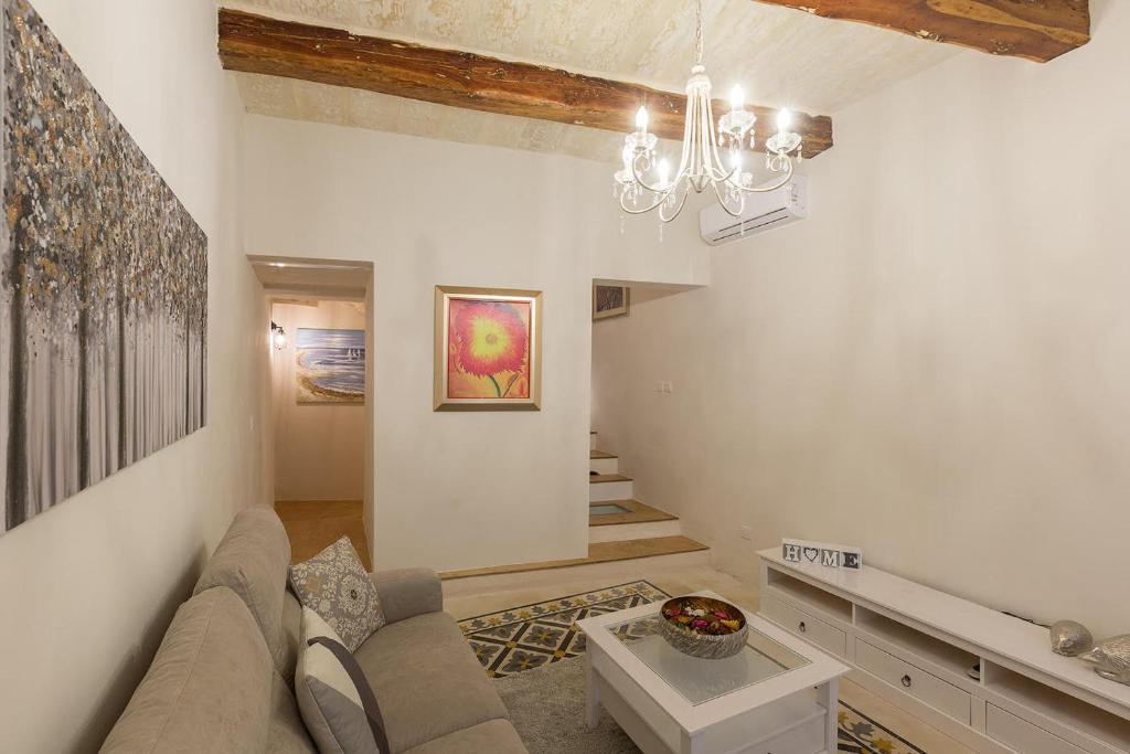 - un salon avec un canapé et un lustre dans l'établissement Amelie, à Rabat
