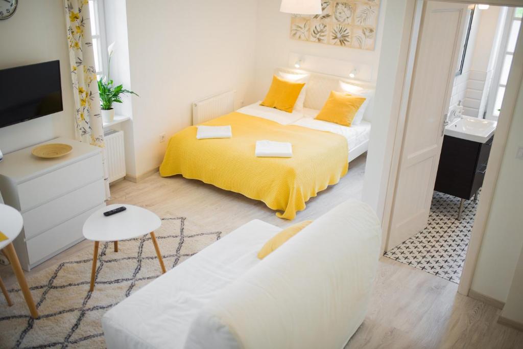 Un pat sau paturi într-o cameră la Rába Apartman House