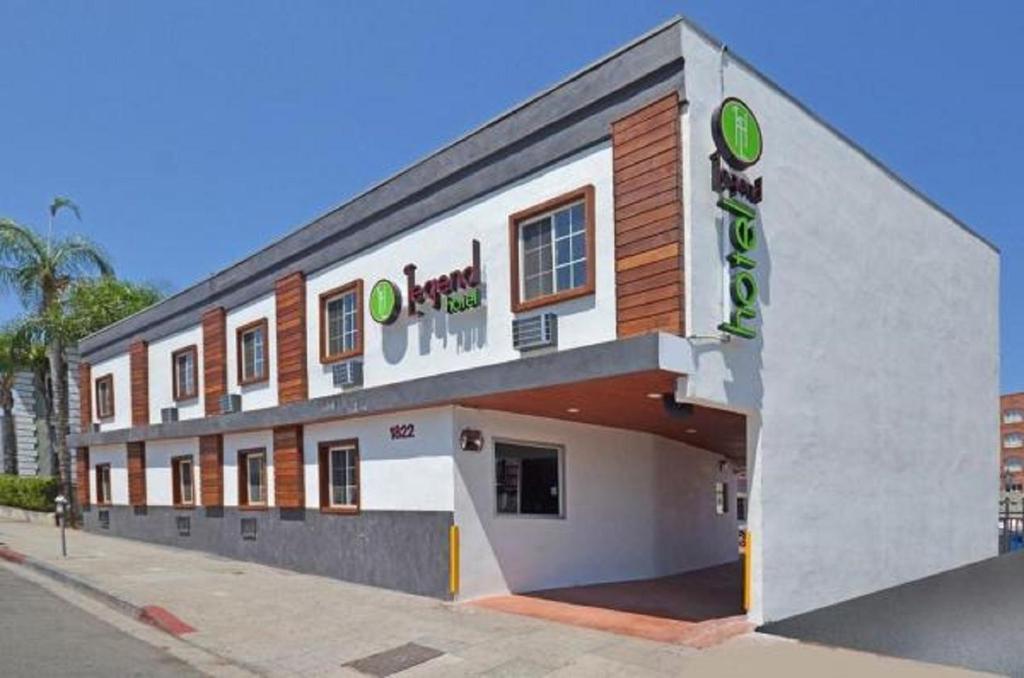 ein Gebäude am Straßenrand in der Unterkunft Legend Hotel Hollywood in Los Angeles