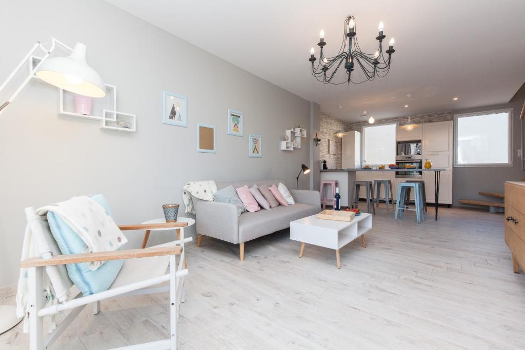 un salon avec un canapé et une table dans l'établissement Cocooning 3 pièces duplex 3 étoiles calme centre ville à 5mn plages et Palais, à Cannes