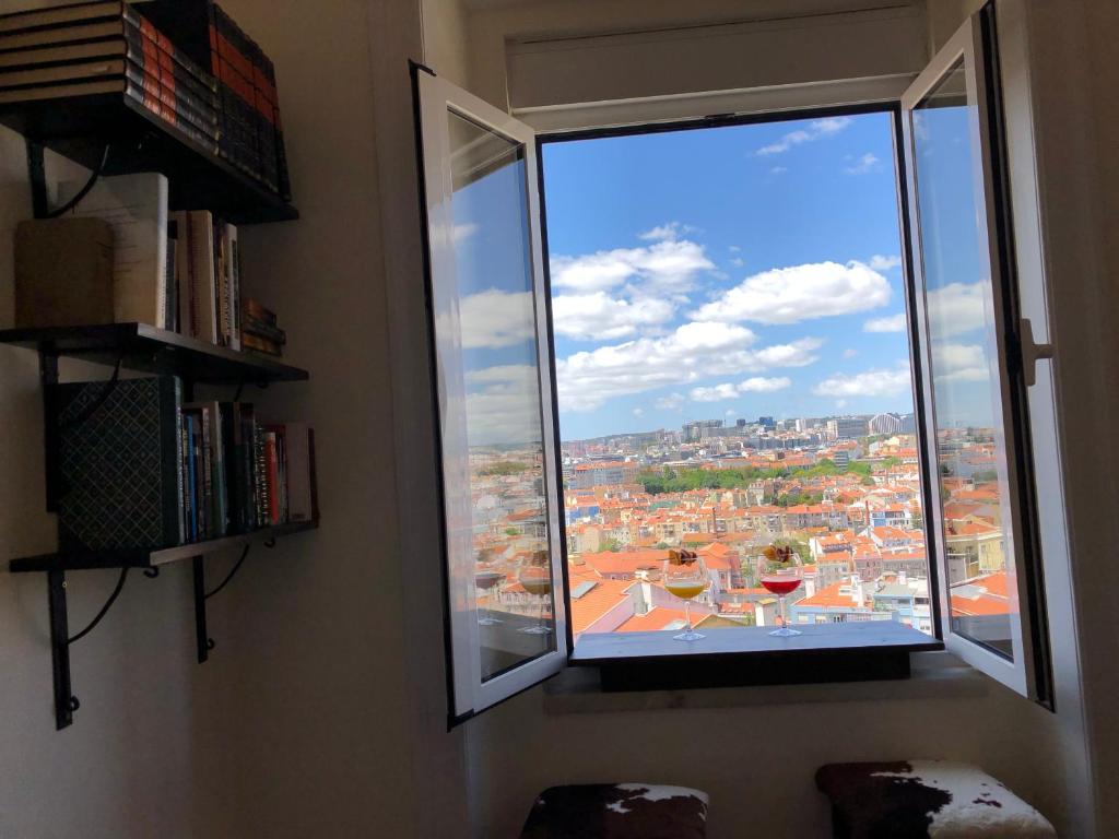 een raam in een kamer met uitzicht op de stad bij The Sunset Nest in Lissabon