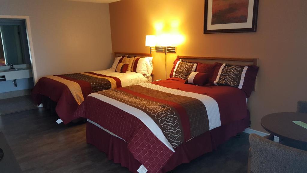 una habitación de hotel con 2 camas en una habitación en Town'n Country Motor Inn, en Leamington