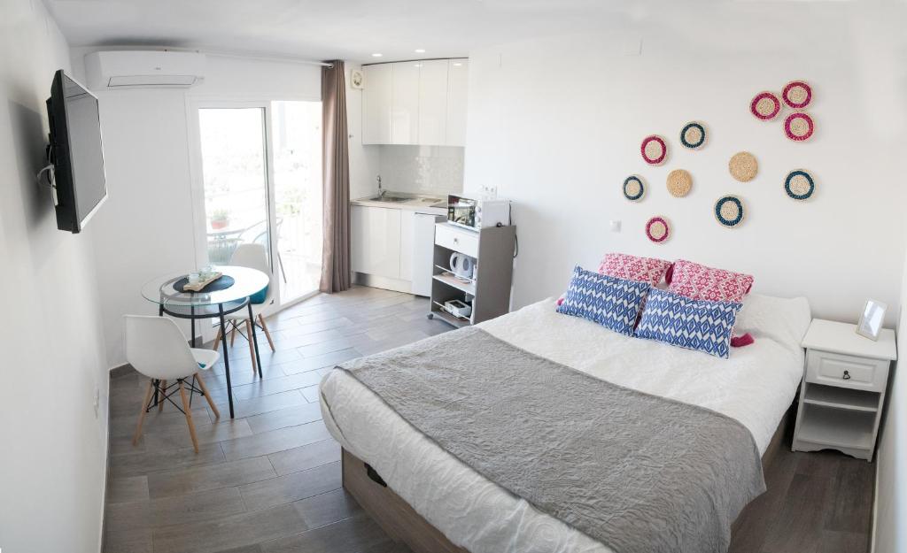 een slaapkamer met een bed en een tafel en een keuken bij Apart EAM Maite 3 in Benalmádena