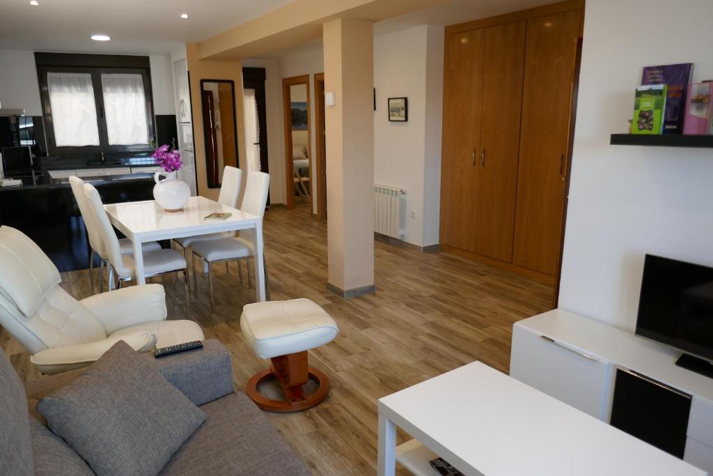 TV a/nebo společenská místnost v ubytování Apartamentos La Muralla