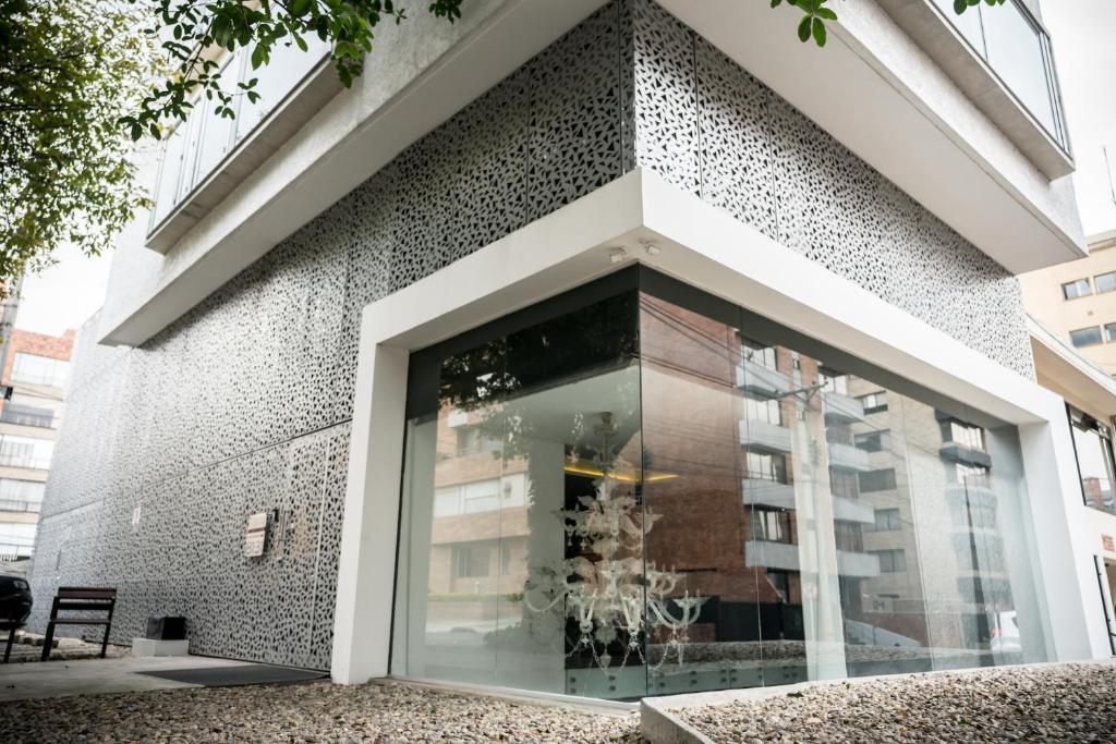 uma fachada de um edifício com uma janela em Hotel CityFlats em Bogotá