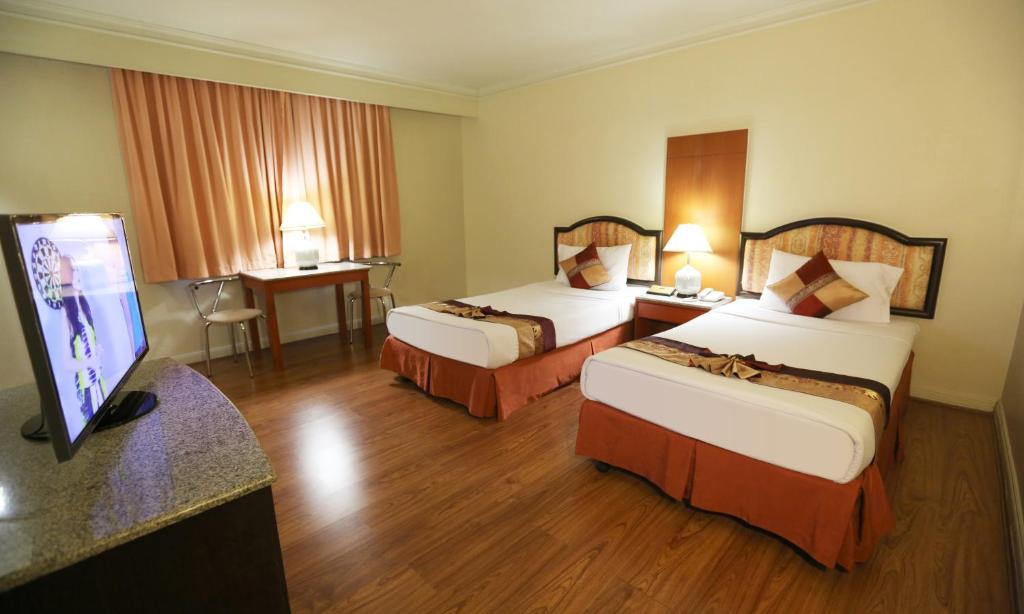 מיטה או מיטות בחדר ב-Lee Gardens Plaza Hotel - SHA Plus