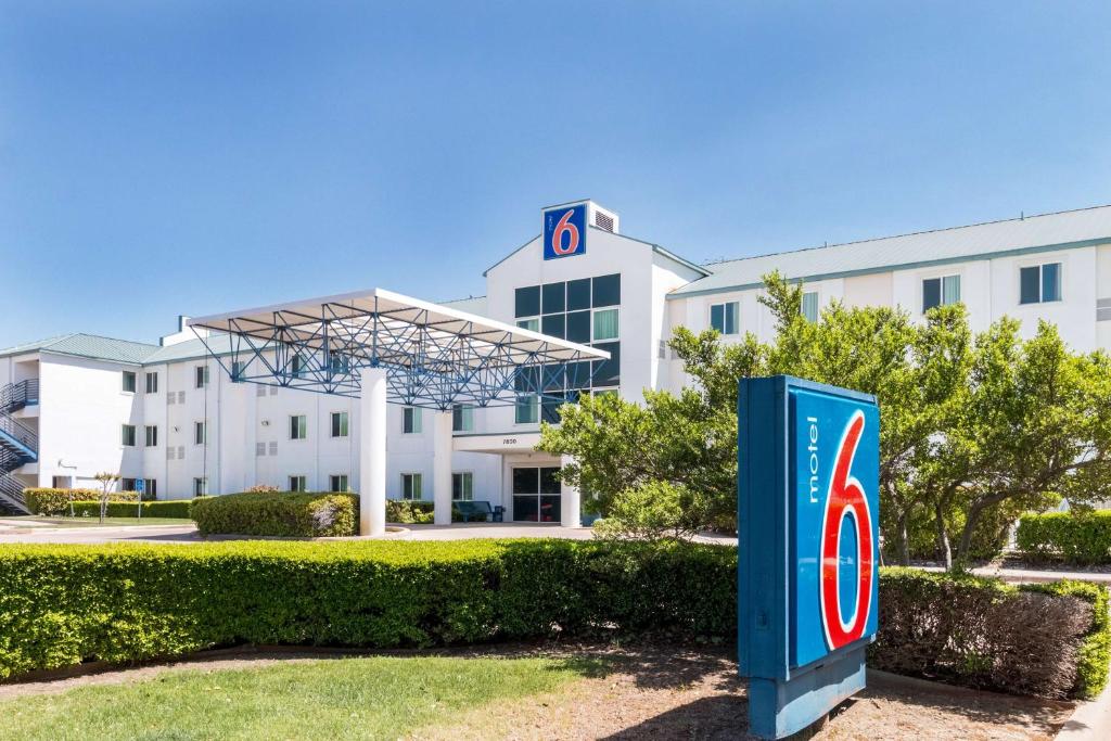 a building with a pepsi sign in front of it at Motel 6-Irving, TX - DFW Airport North in Irving