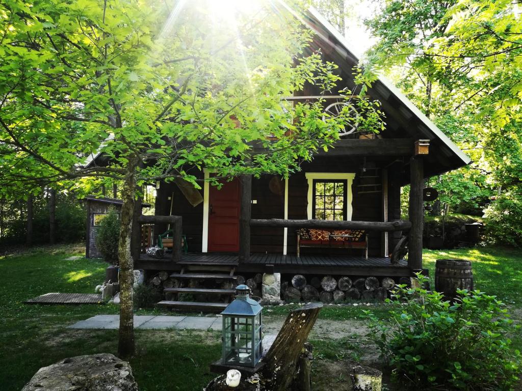 ein kleines Haus inmitten eines Gartens in der Unterkunft Pirtelė dviem in Kulionys