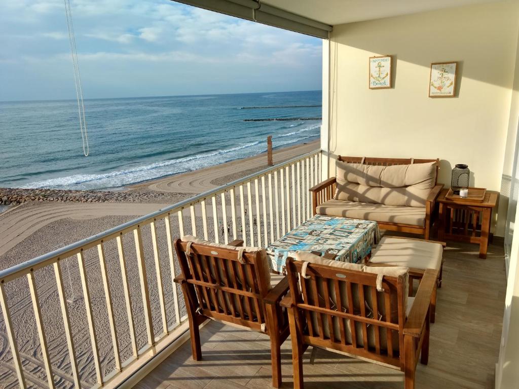 - un balcon donnant sur l'océan sur une plage dans l'établissement Bellavista apartment, à El Campello