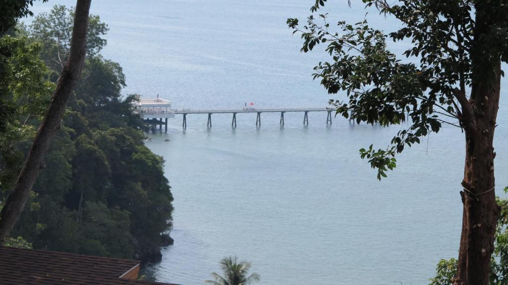 vistas a un puente sobre el agua en 5* 3BR SUITE in Amari Phuket - Patong Beach en Patong Beach
