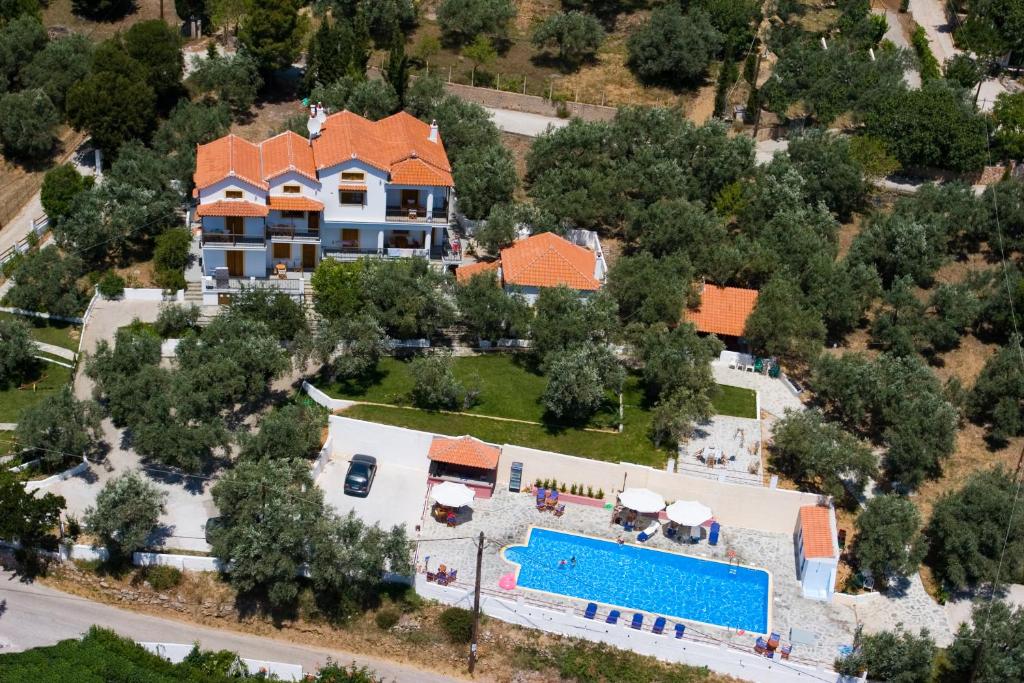 widok z lotu ptaka na dom z basenem w obiekcie Poseidon w mieście Stafylos