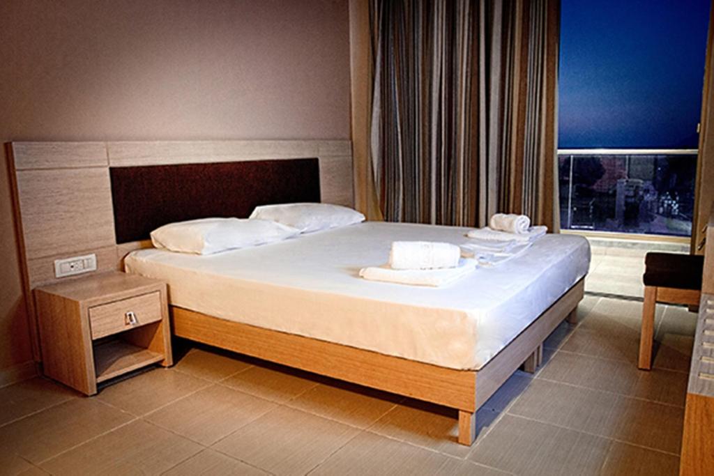 Posteľ alebo postele v izbe v ubytovaní Crystal Bay Hotel
