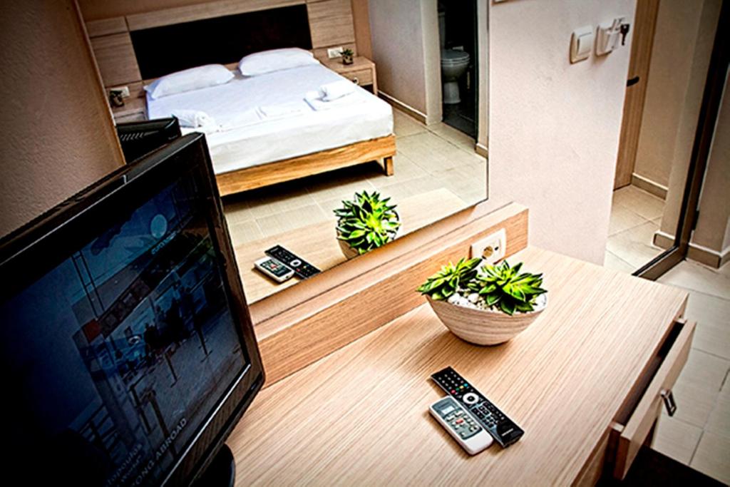 Televízia a/alebo spoločenská miestnosť v ubytovaní Crystal Bay Hotel