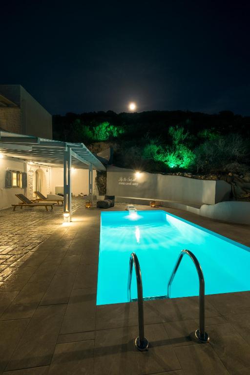 Bazén v ubytování Paros Villas Nereids nebo v jeho okolí