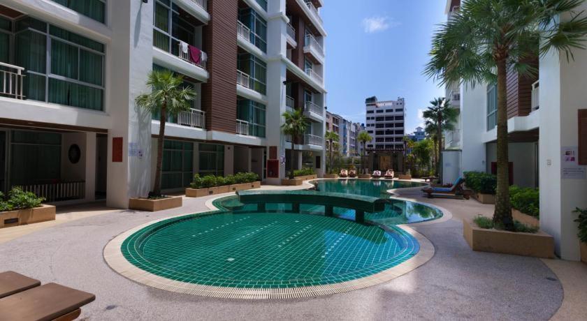 Bazén v ubytování Art Patong Residence nebo v jeho okolí