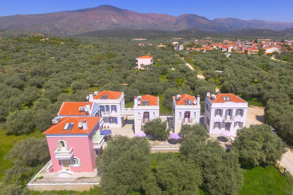 une vue aérienne sur une grande maison avec un toit orange dans l'établissement Villas Thassos, à Limenaria