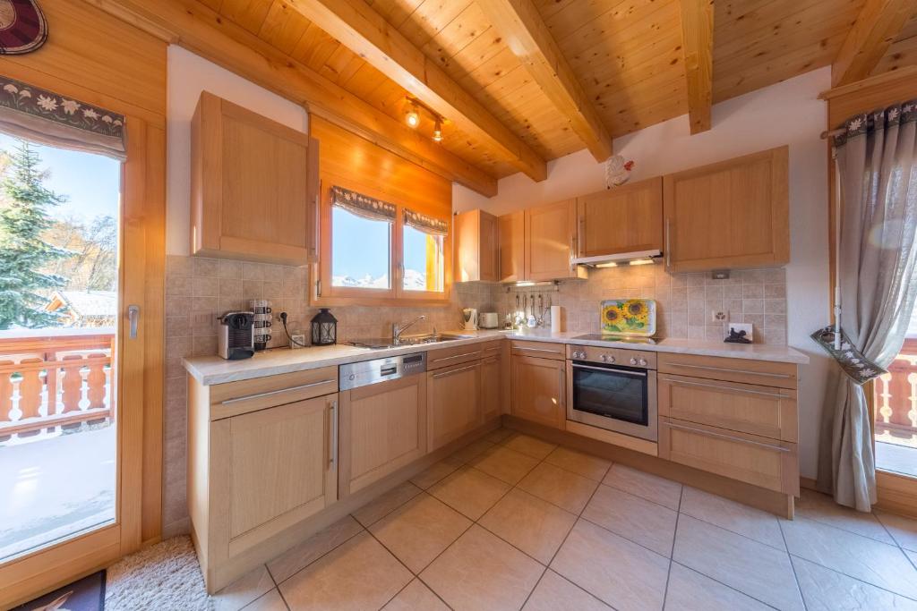 Kuchyň nebo kuchyňský kout v ubytování Chalet Le Papillon - Calm, sunny, spacious