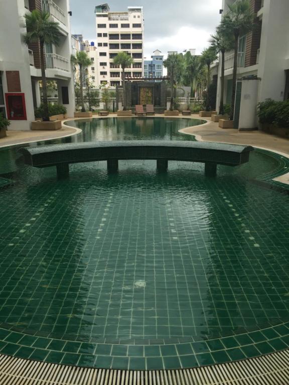 Bazén v ubytování Art Patong Residence nebo v jeho okolí