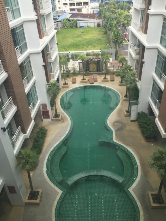Bazén v ubytování Art Patong Residence nebo v jeho okolí