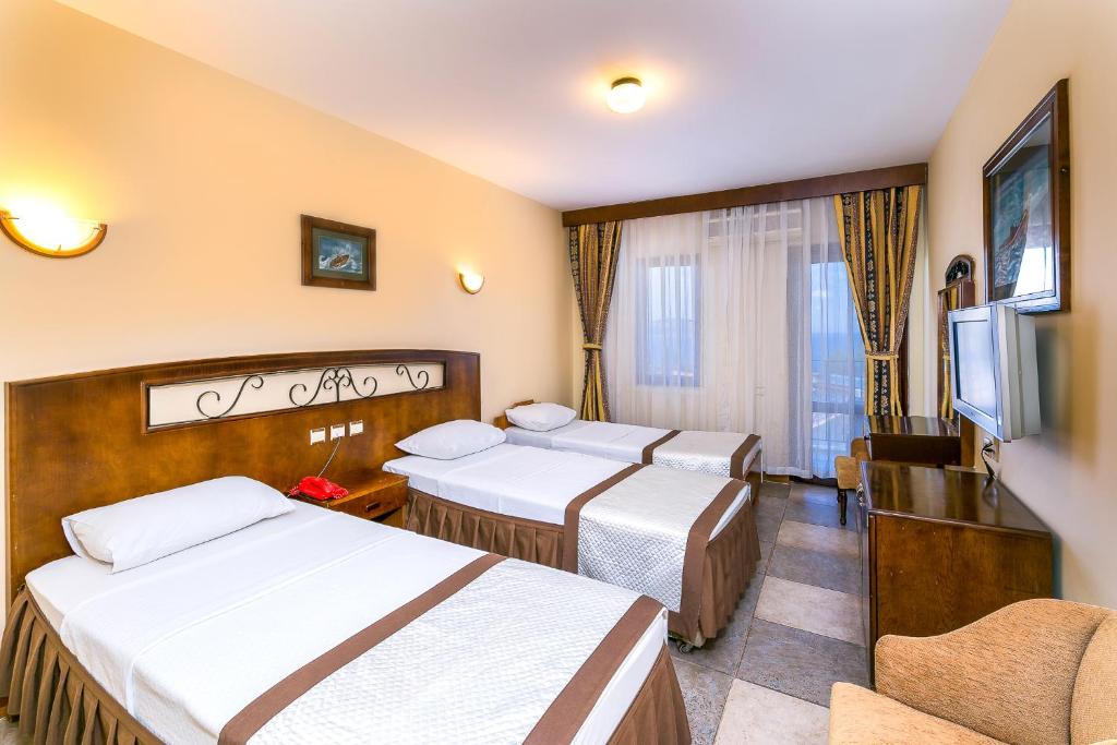 A television and/or entertainment centre at Hotel Club Phellos