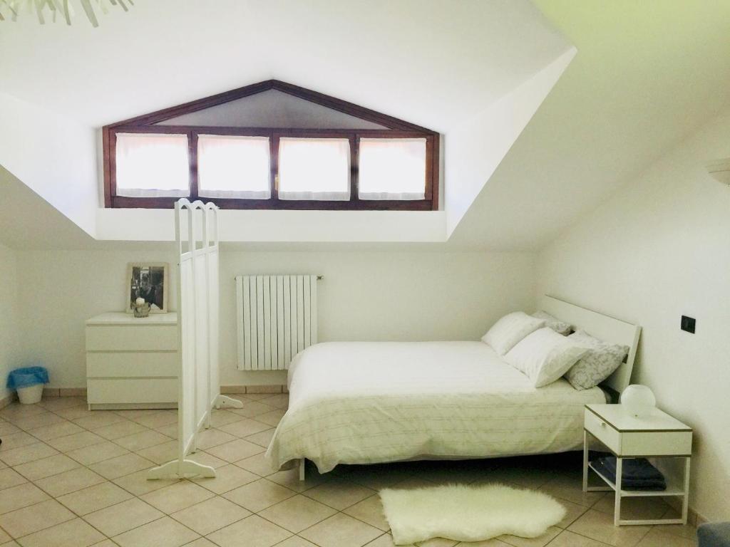 A bed or beds in a room at Villa near Milan & Rho Fiera